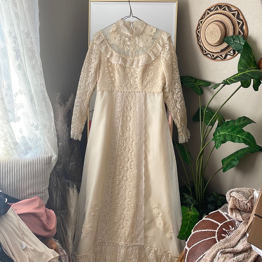 Absolutely stunning vintage wedding gown